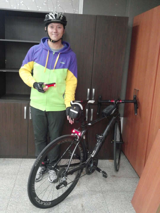 최진영 트러스트리 대표가 자사가 개발한 자전거용 브레이크등을 소개하고 있다. 트러스트리 제공